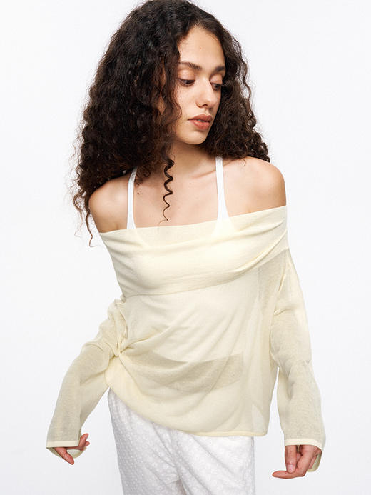 TR她热 空气奶芙 淡黄色微透针织不规则斜肩一字领罩衫毛衣 商品图2