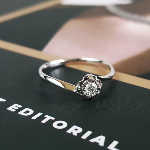 【天然正品】老凤祥AU750白金经典简约四爪款花朵造型0.07克拉钻石戒指12.5号（戒圈可改）女士现售价：1380特价！220725AK13 商品图2