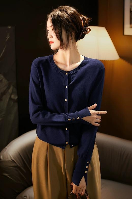 新款多色金属扣点缀羊毛天丝针织开衫 商品图9