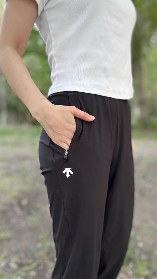 点此购买 迪桑特RUNNING女士梭织防晒速干直筒运动裤 bk 328635 商品图5