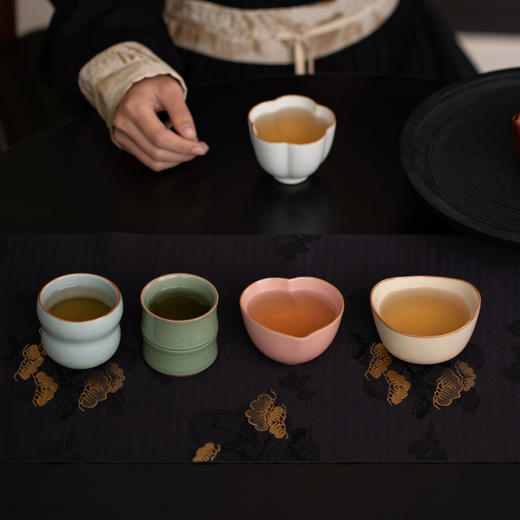 热卖！上新了故宫·汝窑五福杯 ，喝茶=接五帝福运！五种中国古典之美（5杯）红金礼盒装 赠手提礼袋 商品图1