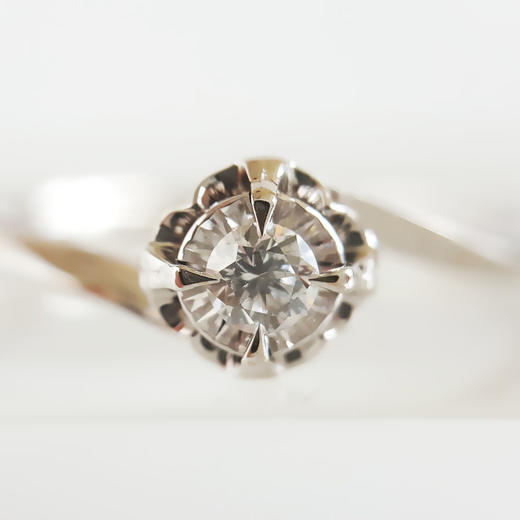 【天然正品】老凤祥AU750白金经典简约四爪款花朵造型0.07克拉钻石戒指12.5号（戒圈可改）女士现售价：1380特价！220725AK13 商品图7