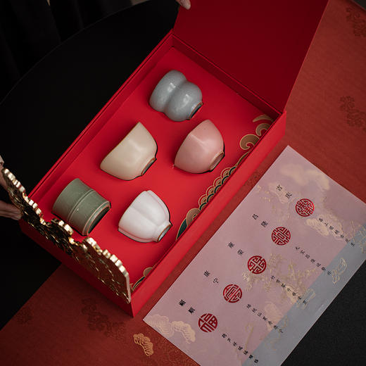 热卖！上新了故宫·汝窑五福杯 ，喝茶=接五帝福运！五种中国古典之美（5杯）红金礼盒装 赠手提礼袋 商品图2