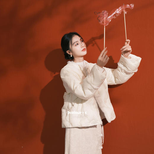 三彩【素锦浮光】2025冬季新款90白鸭绒羽绒服宽松短款珠片绣C 商品图1