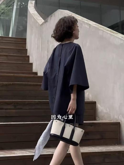 【孤品捡漏】G110藏青宽松后系扣上衣-喜出 商品图1