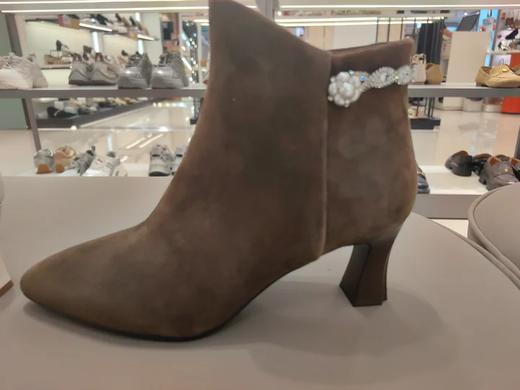 【云粉节】BF楼【上新】千百度粗高跟羊皮靴时装靴女2025冬季新款显瘦轻奢短靴子A25588704吊牌价1499活动价1199 商品图1