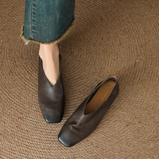 【预售5天】复古方头平底奶奶鞋女V口真皮一脚蹬单鞋舒适软底小皮鞋OFSM&OFSM7041 商品图1