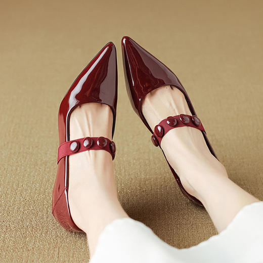 【预售5天】酒红色小跟尖头漆皮玛丽珍浅口舒适不累脚秋冬新款法式通勤两穿鞋DB&M6535 商品图3