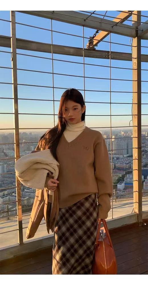 【孤品捡漏】（样衣）G71 卡其v领字母刺绣针织毛衫-喜出 商品图2