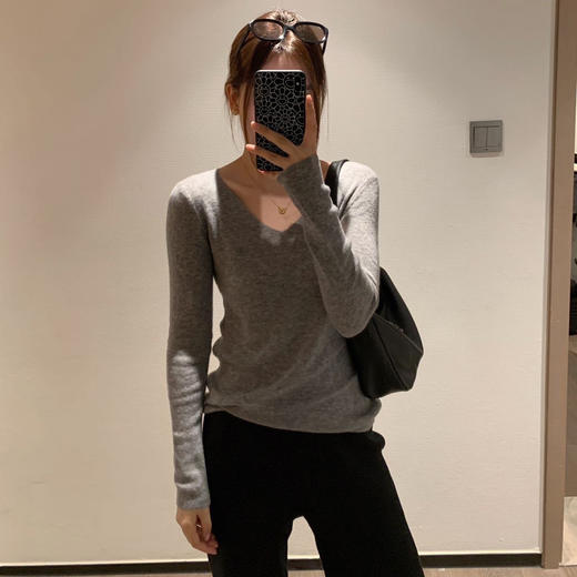 伊泺杉 羊毛针织打底衫 软糯亲肤 垂坠有骨感 圆领/V领 6色可选 商品图1