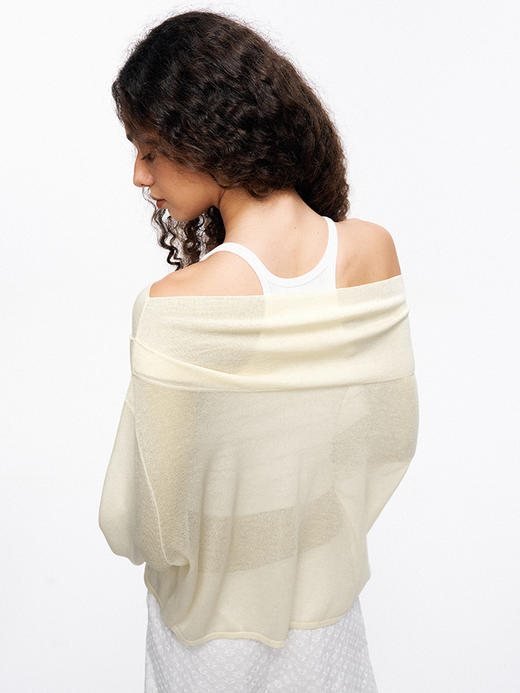 TR她热 空气奶芙 淡黄色微透针织不规则斜肩一字领罩衫毛衣 商品图1