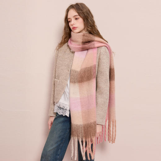 【臻暖围巾】三彩2025新款温柔系粉白浅格纹流苏拉毛保暖松弛女 商品图4