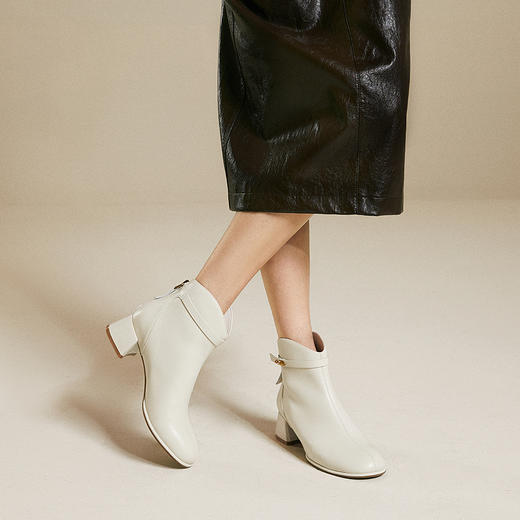 千百度粗高跟轻奢羊皮靴女时装靴扣饰加绒保暖短靴子A25519916 商品图1