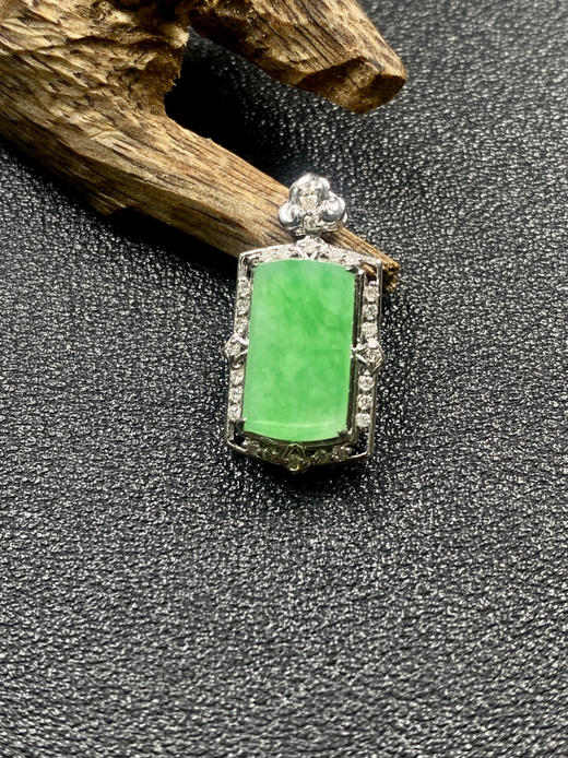 【FC0120】18K镶嵌翡翠冰种无事牌吊坠  冰润光泽  色泽阳绿 商品图1