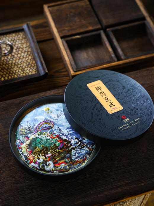 仅余十几提！！【神兽—玄武】2025年春茶 易武斗茶大会金奖产品 神兽事业部独立出品 普洱茶生茶 1箱内含5饼*357克礼盒装 拍5箱发6箱 商品图3
