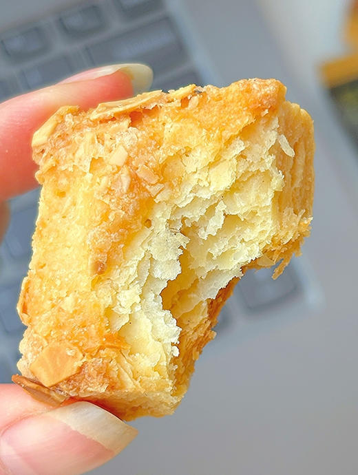 29.9/4袋💥简直酥到犯规「甜原柿吉 扁桃仁千层酥」黄油与坚果的香气交织🥺 每一口都像在轻咬一朵酥云☁️层层酥皮间藏着温柔的奶香🥛 看得见的层层酥皮 配料表干净！！ 商品图5