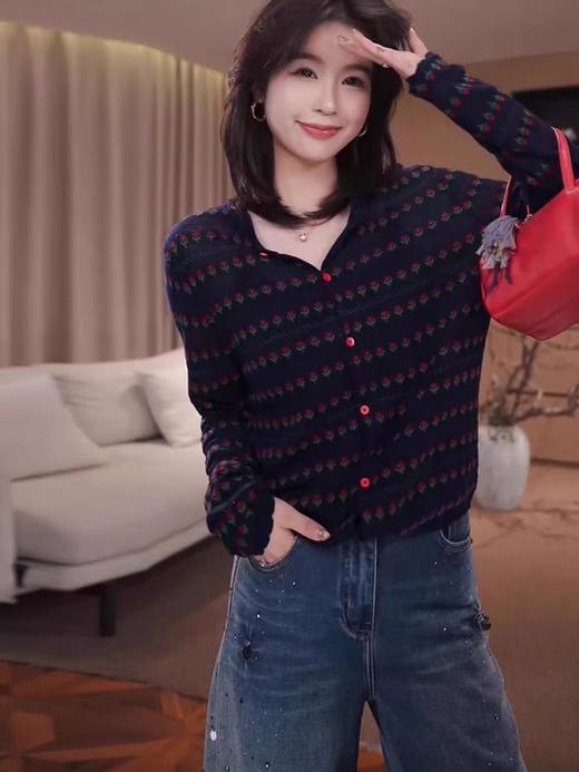 👍早秋上新❗️细节控必入❗️浪漫郁金香提花的温柔叛逃🔥【圆领郁金香提花撞色精纺针织短外套】 🌈整身郁金香提花设计，若影若现的呼吸感💐，细节感满分～ 商品图4