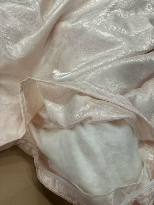 罗莱正品蚕丝被。100%蚕丝。正品，原包装，随便对比！带包装吊牌，好货一批。官网3斤1799,我们这款重1750克。约3.5斤。尺寸200×230 商品图7