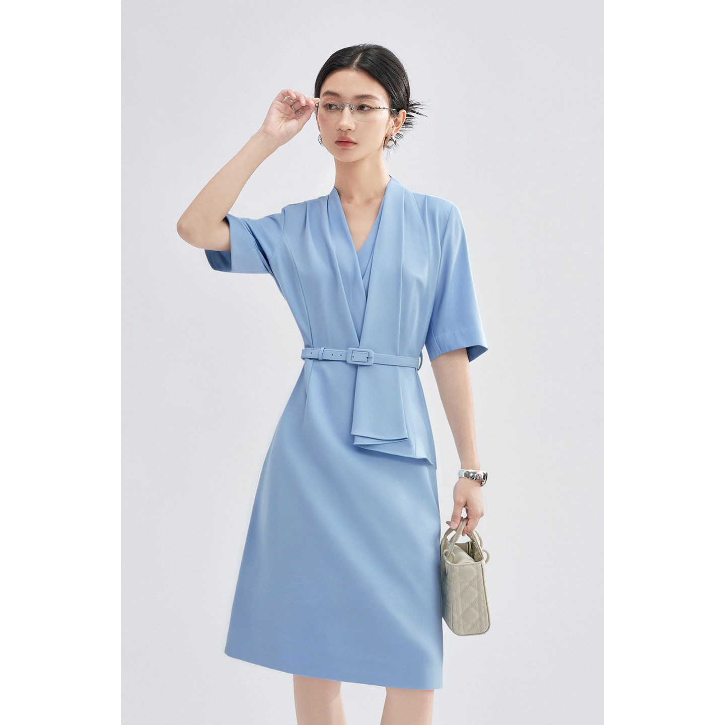 米思阳2026春季新款法式高级感连衣裙职业气质V领修身裙子女3488