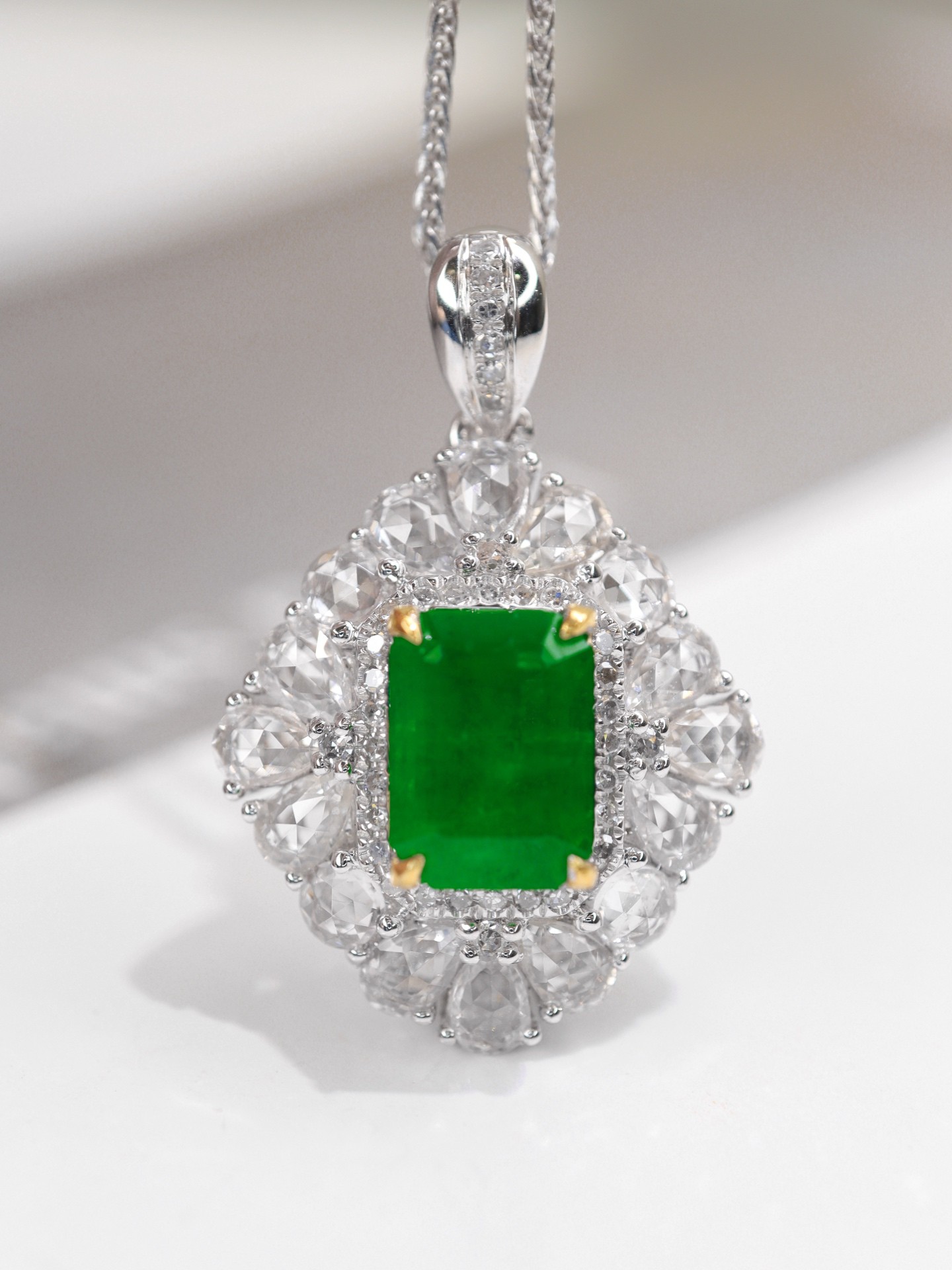 1.5ct刻面祖母绿吊坠