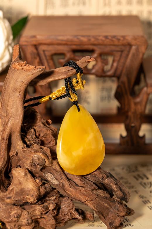 附权威证书 一周内发货【俄料保真  蜜蜡吊坠】原图，无滤镜！所见即所得！鸡油黄飘白花/金瓷白/妖花纹/奶白鸡油黄 天然蜜蜡随形吊坠 商品图3