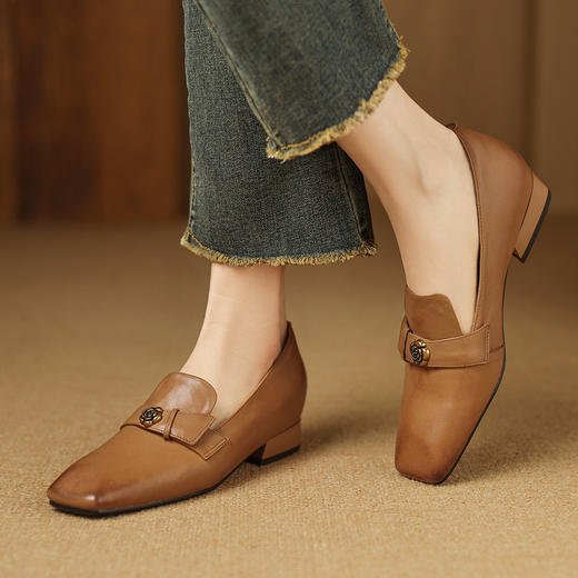 【预售5天】法式方头粗跟浅口单鞋秋季复古玫瑰花金属扣小皮鞋舒适低跟工作鞋MNLS&2538 商品图0