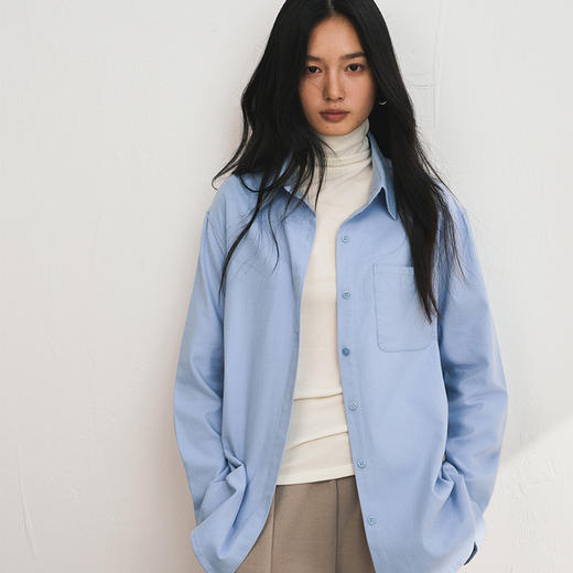 秋季上新 “高智感穿搭” KEMU 纯棉衬衫，双面磨绒，手感柔软亲肤保暖，简约大气的版型，中长款的弧形下摆 商品图1