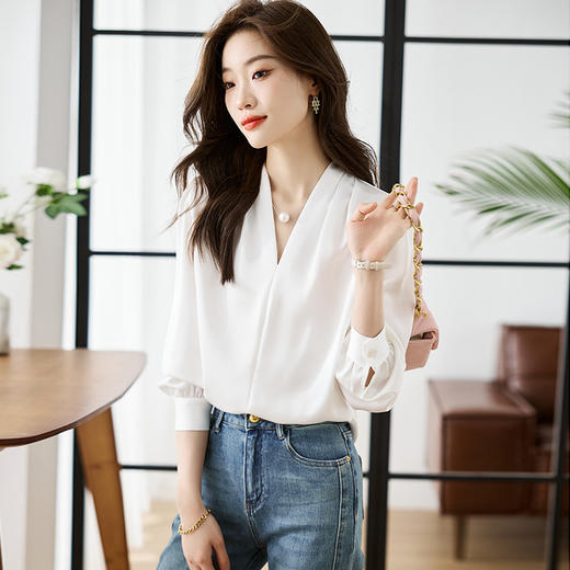 【预售3天】PY-高级感简约衬衫女春季气质V领轻熟风通勤醋酸缎面雪纺衫上衣&5732 商品图1