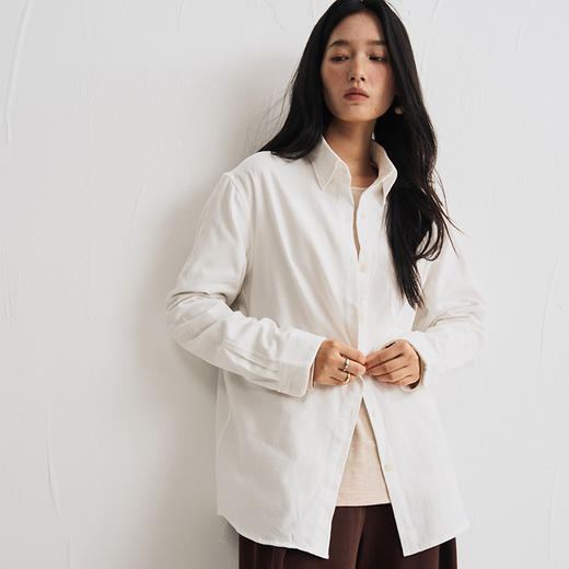 秋季上新 “高智感穿搭” KEMU 纯棉衬衫，双面磨绒，手感柔软亲肤保暖，简约大气的版型，中长款的弧形下摆 商品图3