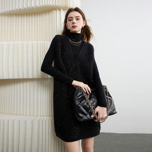 三彩2025冬季新款无袖亮丝针织连衣裙V领直筒短裙背心裙叠搭女 商品图1