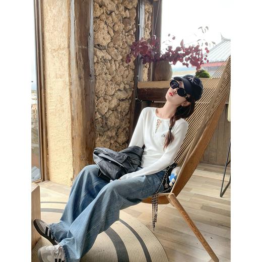 <曾小咸推荐>2.20现货秒杀 ！微信超特价！韩系镂空领口t恤 日常109.99 立减50 秒杀59.99！！复古纹理宽直筒牛仔裤 秒杀99.99！！ 商品图3