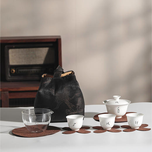 【 广诚行小福袋茶事包】包含骨瓷盖碗1只，公道杯1个，骨瓷茶杯3只，大小杯垫5个，收纳包1个 商品图0