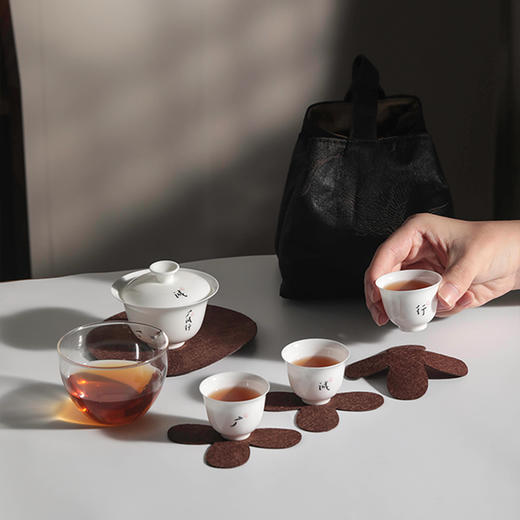 【 广诚行小福袋茶事包】包含骨瓷盖碗1只，公道杯1个，骨瓷茶杯3只，大小杯垫5个，收纳包1个 商品图2