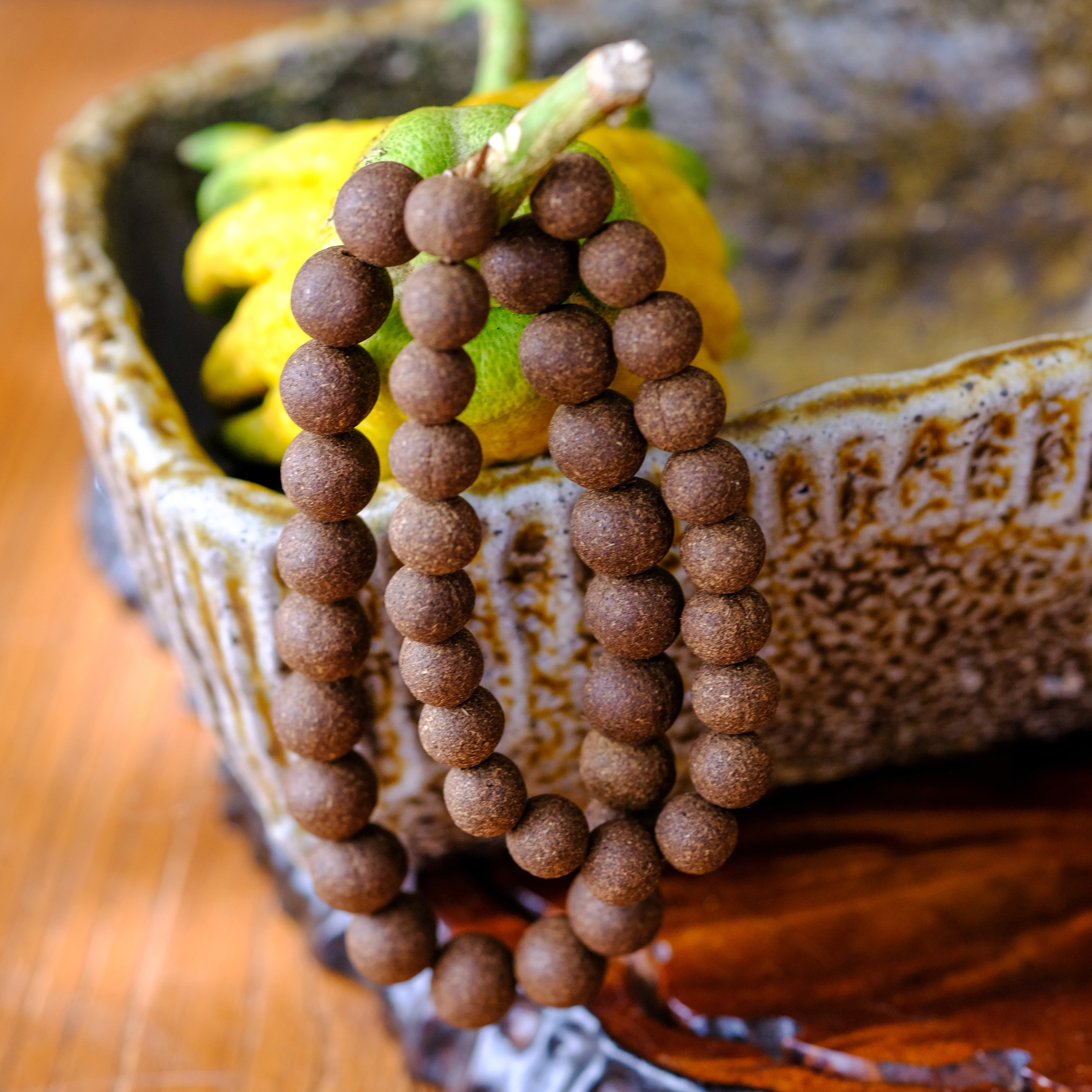 苍艾手串 | 艾草苍术研磨成粉，以榆树皮粘合而成