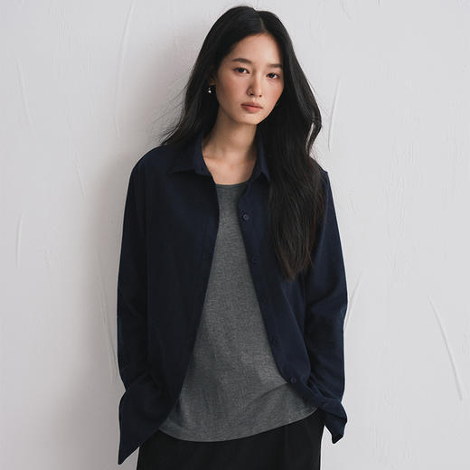 秋季上新 “高智感穿搭” KEMU 纯棉衬衫，双面磨绒，手感柔软亲肤保暖，简约大气的版型，中长款的弧形下摆 商品图2