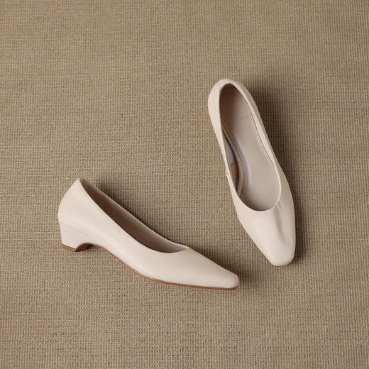 【预售5天】真皮软皮单鞋女软底低跟秋季浅口米白色通勤职业舒适女鞋DMJFG&82638F 商品图2