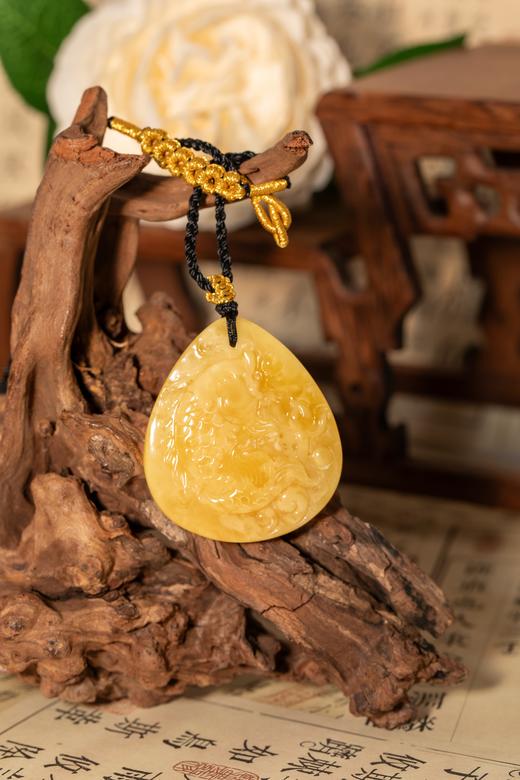 附权威证书 一周内发货【俄料保真  蜜蜡吊坠】原图，无滤镜！所见即所得！鸡油黄飘白花/金瓷白/妖花纹/奶白鸡油黄 天然蜜蜡随形吊坠 商品图2