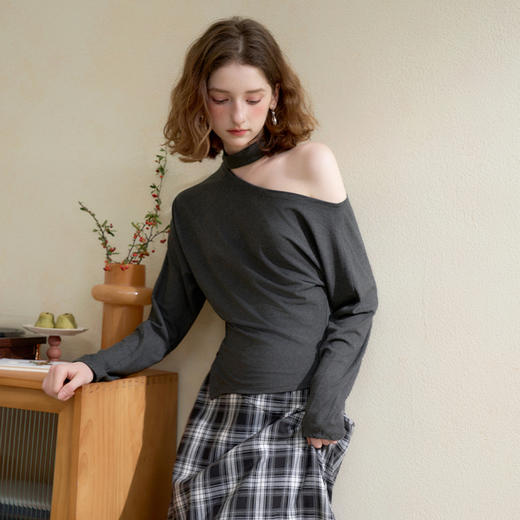 西遇韩系挂脖斜肩露肩长袖针织T恤女秋设计感不规则下摆上衣H0051308 商品图2