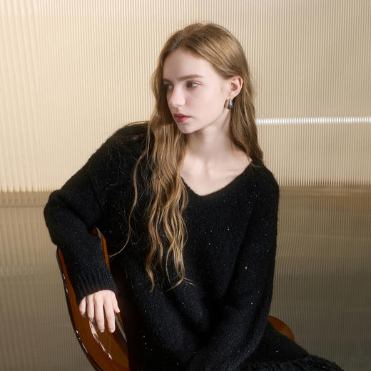 三彩2025冬季新款V领针织连衣裙长袖宽松亮片短裙气质简约M 商品图2