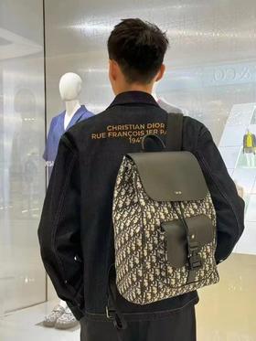 DIOR迪奥 可调节肩带磁扣开合 粒面牛皮革 双肩包 男款 米色拼黑色（LZ）