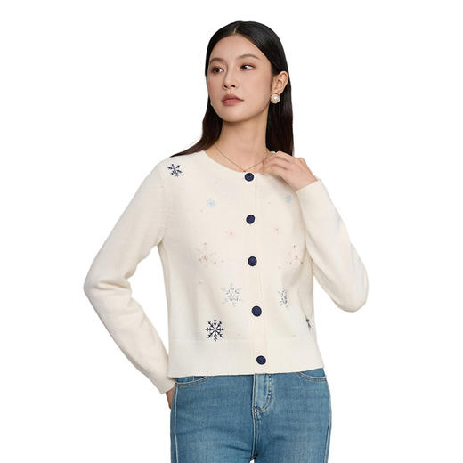 「自」全新升级【铂金会员367/天猫499/差价132】(05711)洛诗琳气质手工绣花钉珠外套2025秋季新款显瘦羊毛针织开衫 商品图4