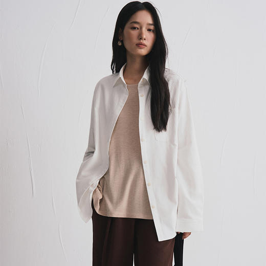 秋季上新 “高智感穿搭” KEMU 纯棉衬衫，双面磨绒，手感柔软亲肤保暖，简约大气的版型，中长款的弧形下摆 商品图4