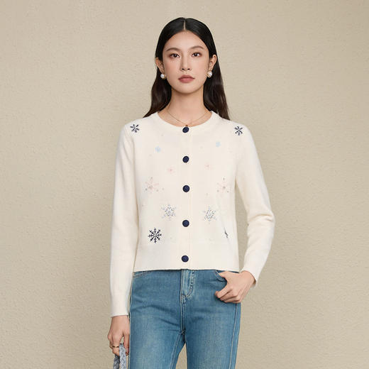 「自」全新升级【铂金会员367/天猫499/差价132】(05711)洛诗琳气质手工绣花钉珠外套2025秋季新款显瘦羊毛针织开衫 商品图1