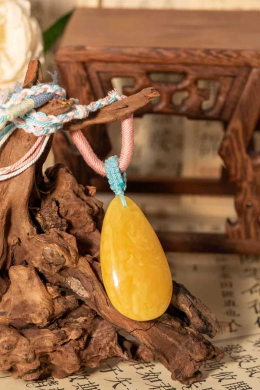 附权威证书 一周内发货【俄料保真  蜜蜡吊坠】原图，无滤镜！所见即所得！鸡油黄飘白花/金瓷白/妖花纹/奶白鸡油黄 天然蜜蜡随形吊坠 商品图13