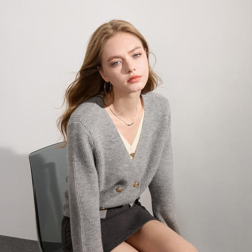 三彩2025冬季新款假两件针织衫V领双排扣毛衫设计感毛衣老钱风女 商品图1