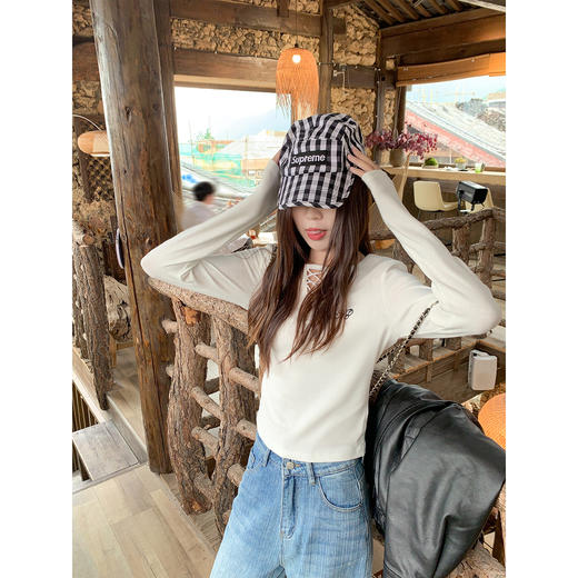 <曾小咸推荐>2.20现货秒杀 ！微信超特价！韩系镂空领口t恤 日常109.99 立减50 秒杀59.99！！复古纹理宽直筒牛仔裤 秒杀99.99！！ 商品图2