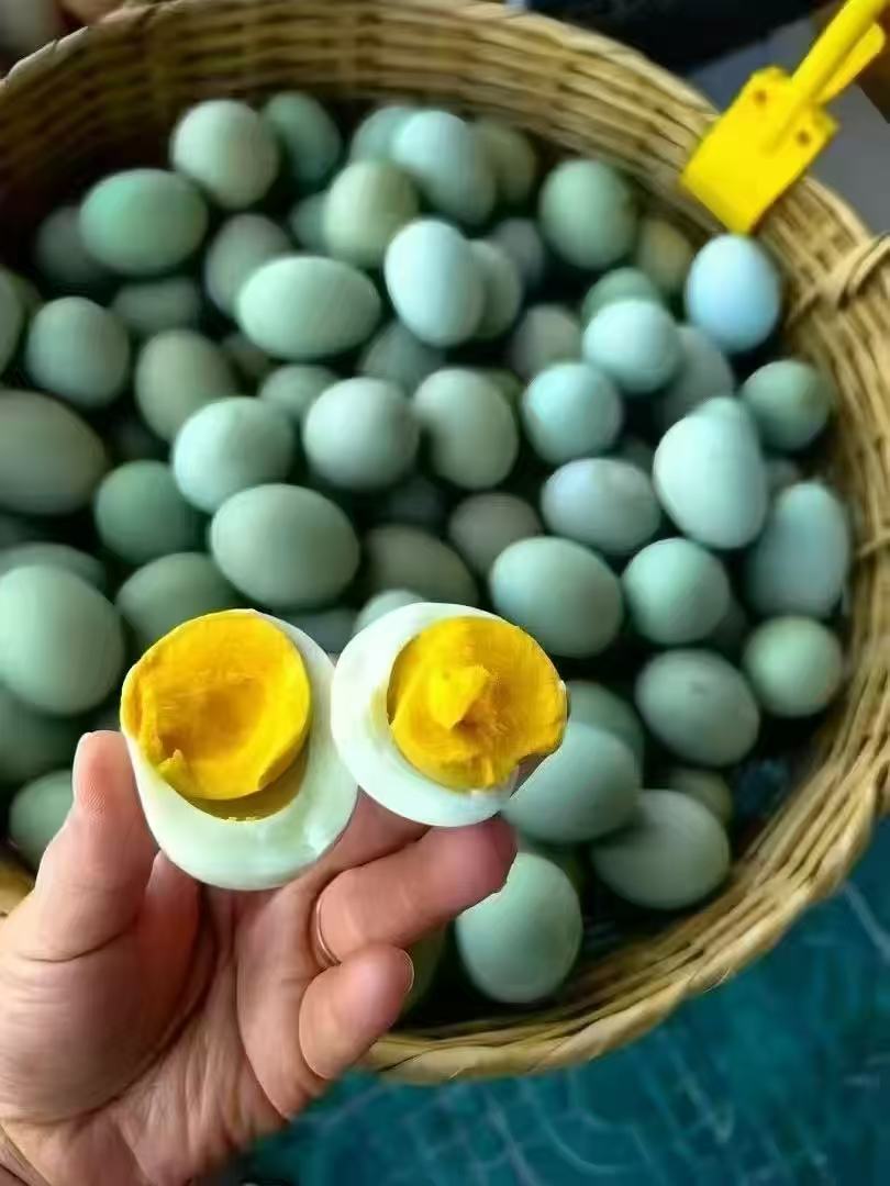 周日取货：【绿壳散养乌鸡蛋】一板30枚（净重约2斤左右）营养丰富，蛋香四溢，口感细腻。