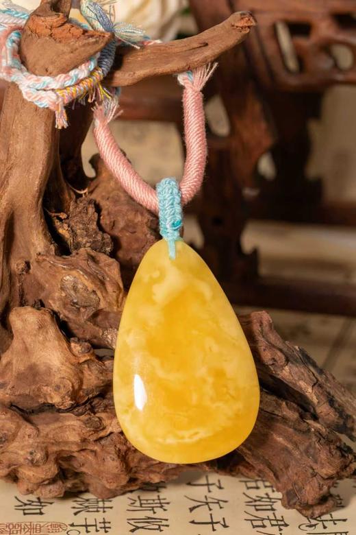 附权威证书 一周内发货【俄料保真  蜜蜡吊坠】原图，无滤镜！所见即所得！鸡油黄飘白花/金瓷白/妖花纹/奶白鸡油黄 天然蜜蜡随形吊坠 商品图9