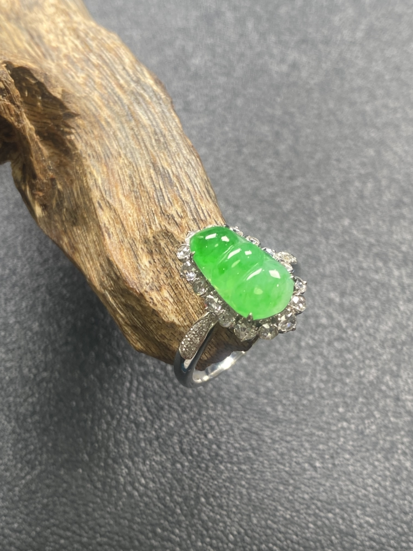 【FC0138】18K镶嵌翡翠阳绿福豆戒指 色泽阳绿 玉质温润 款式精美  圈口14