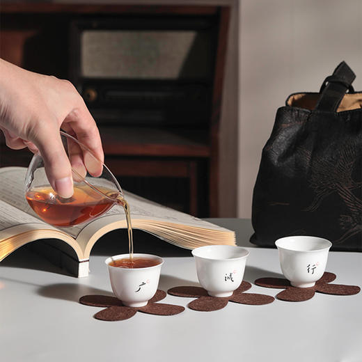 【 广诚行小福袋茶事包】包含骨瓷盖碗1只，公道杯1个，骨瓷茶杯3只，大小杯垫5个，收纳包1个 商品图3